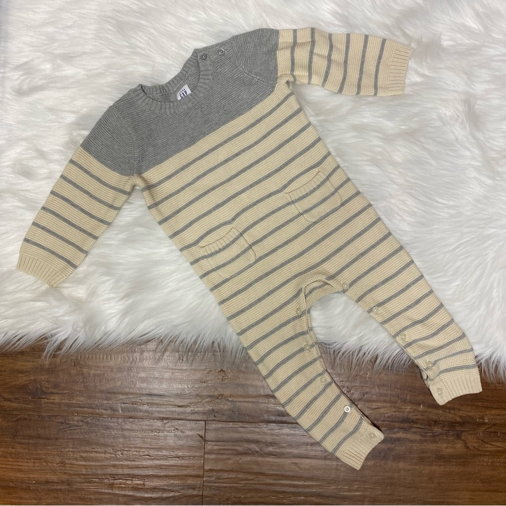 Baby GAP NWT Grey button 1 piece button down. 12-18 mo